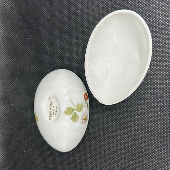 Wedgwood Wild Strawberry egg shaped trinket dish - Picture 3 of 5
